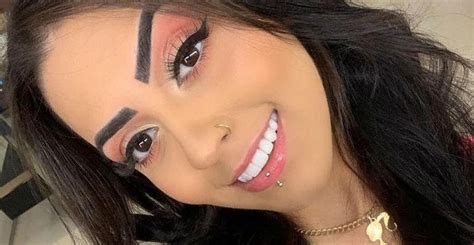Sem pudores, MC Mirella posa totalmente nua e exibe corpo.